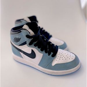 AIR JORDAN 1 RETRO HIGH OG "UNIVERSITY BLUE”